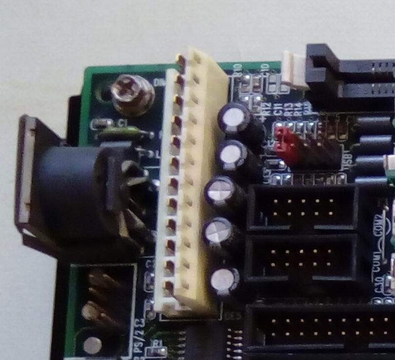 Gniazdo USB z zworką ? Usunąć .