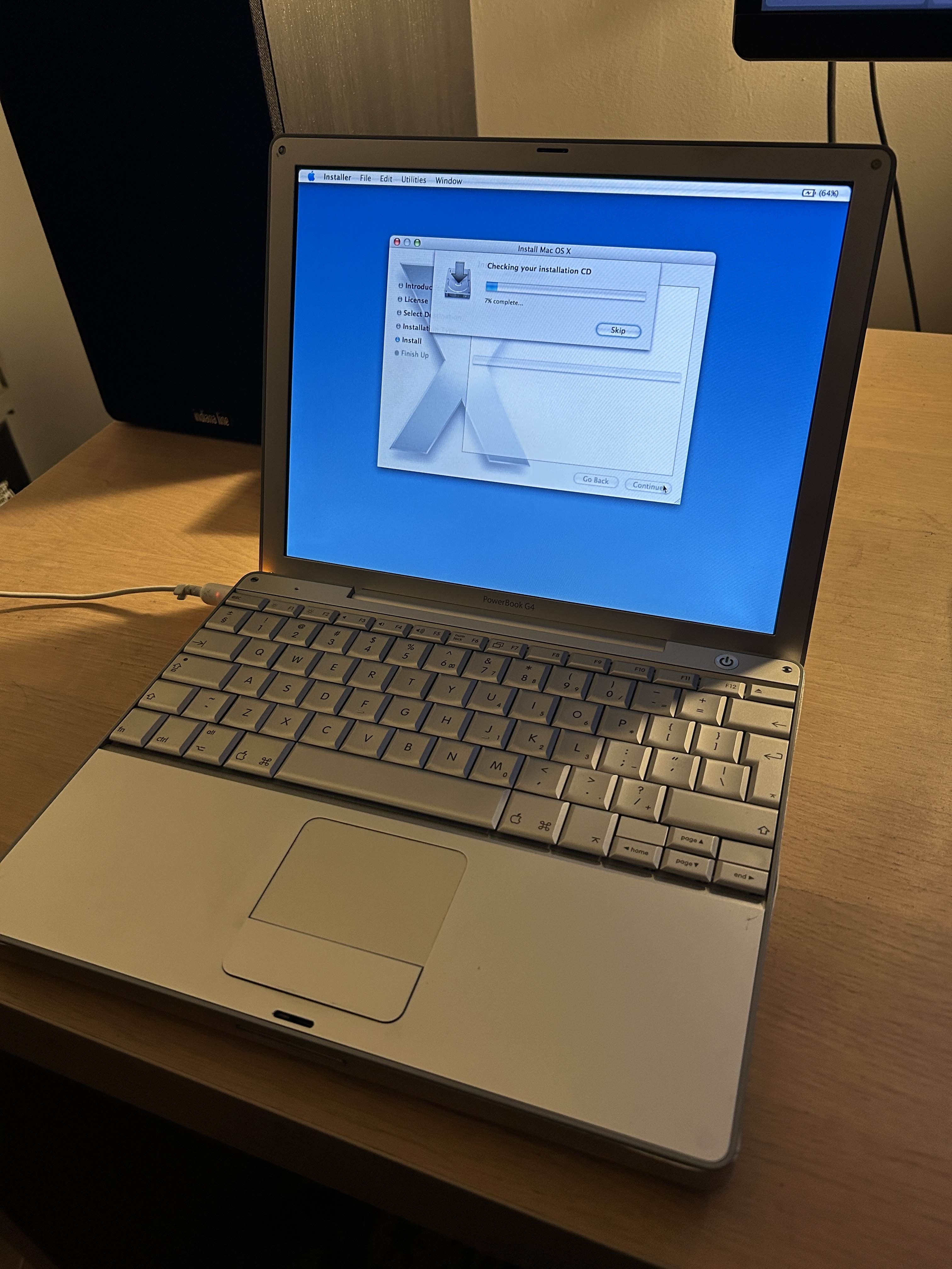 Powerbook złożony. Instaluję właśnie MacOS X 10.4 Tygrys Edition