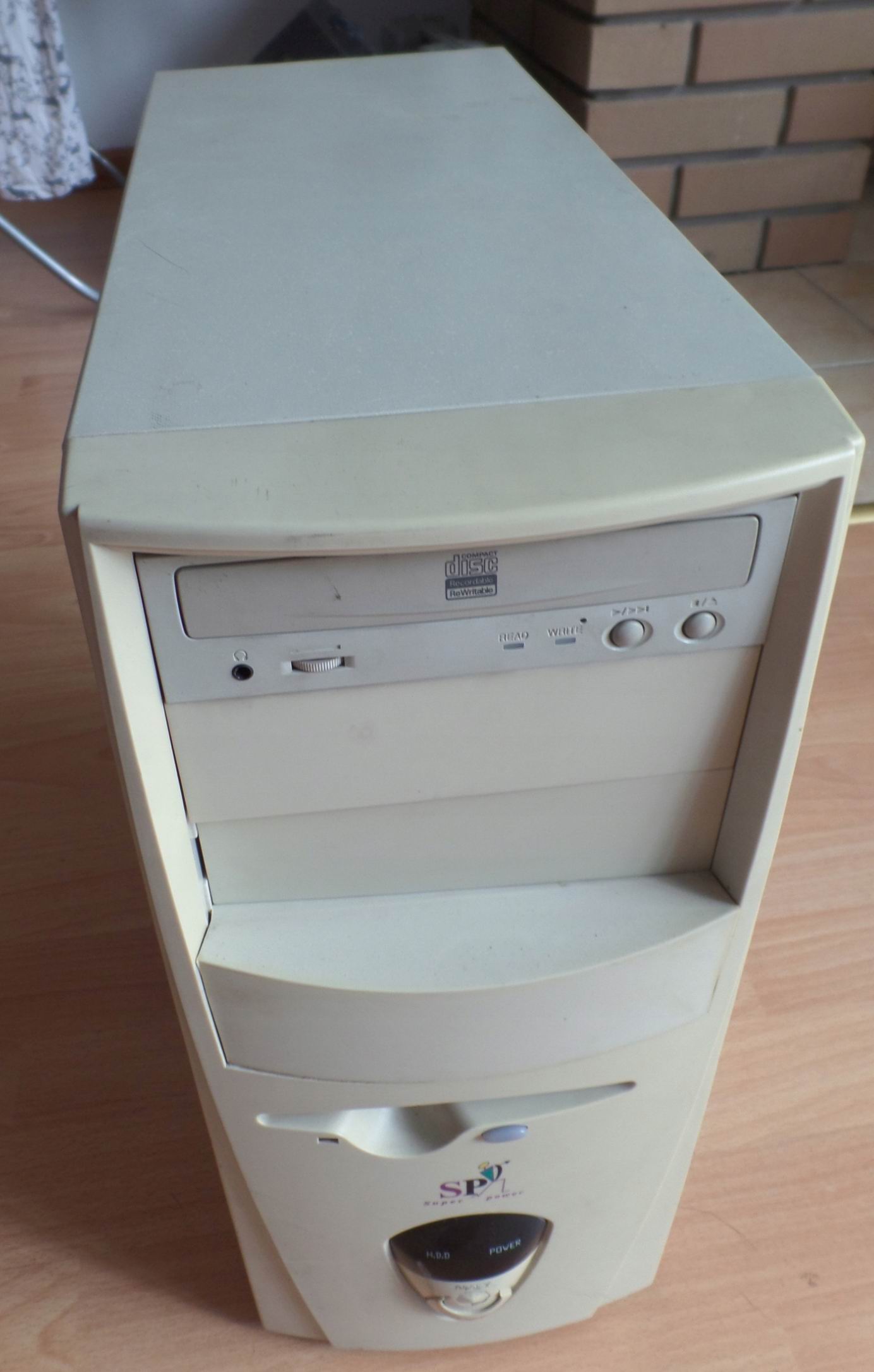 Stary-komputer-obudowa-plyta-glowna-procesor.jpg