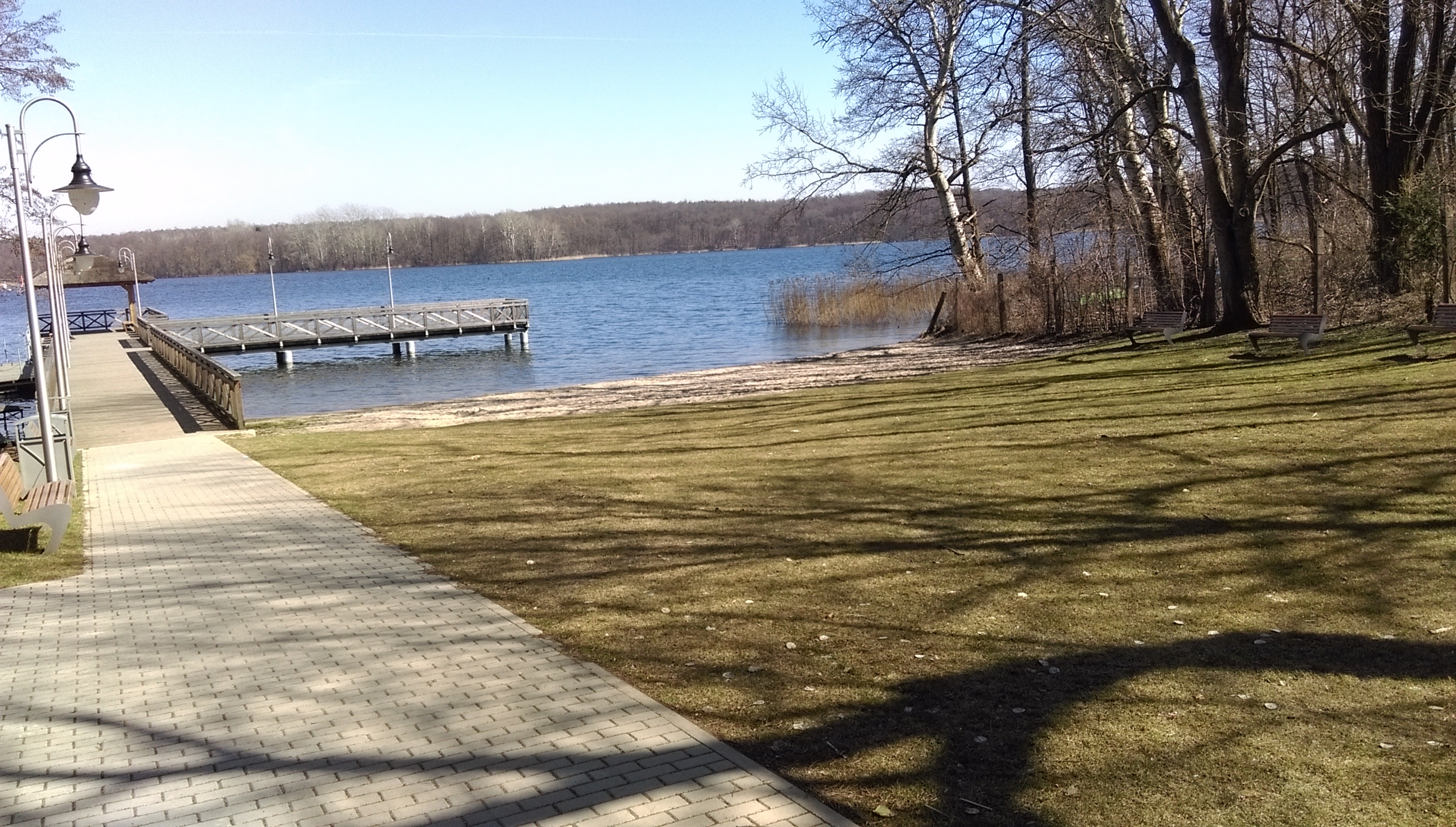 Plaża i Pomost nad jeziorem.jpg