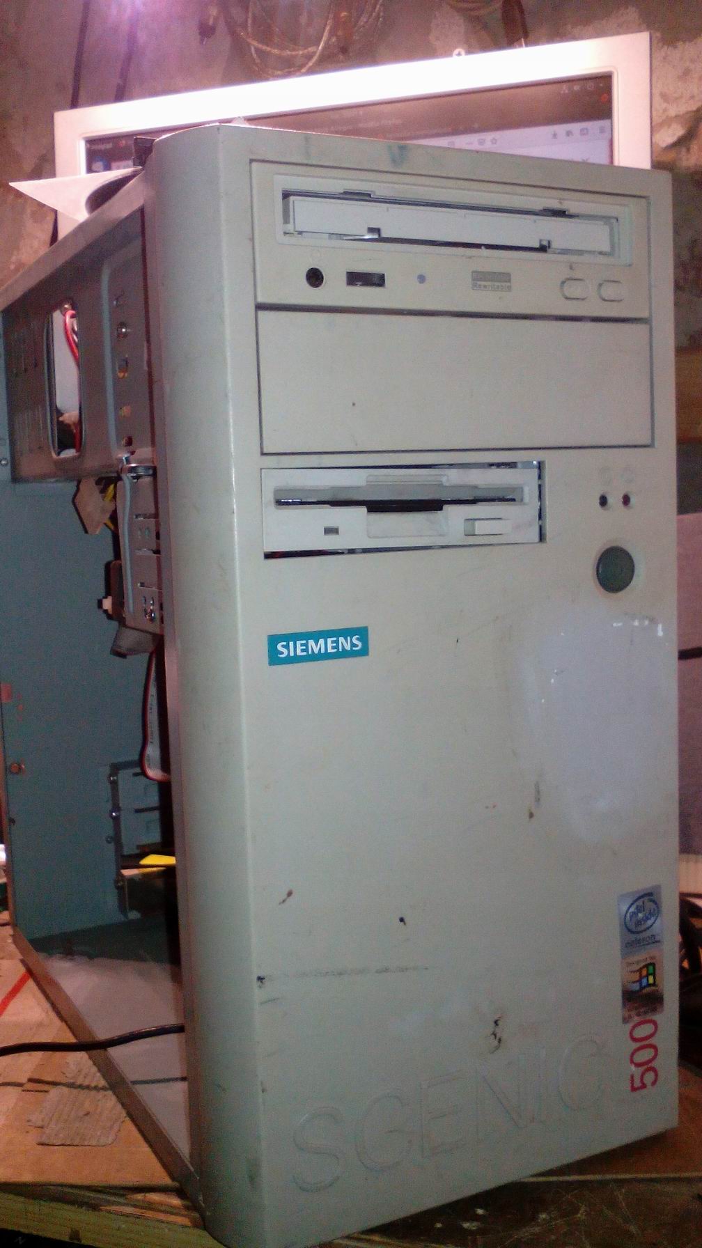 Stary-Komputer-Simens-SCENIC-400Mhz.jpeg
