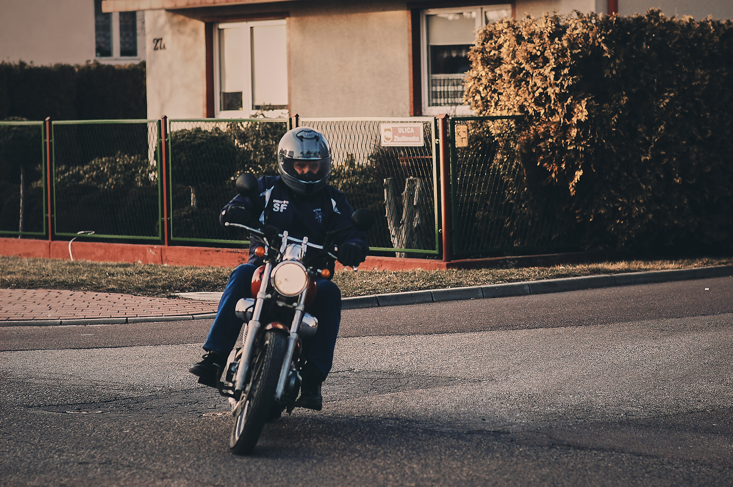 Motocyklista na fajnym motorku w zachodzie słońca