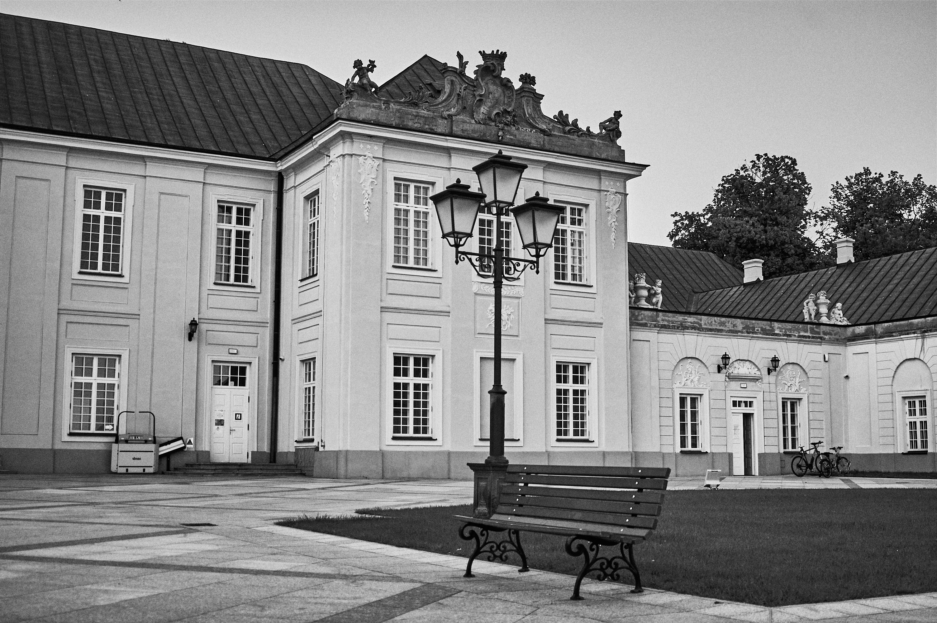 Ławka na terenie Pałacu Potockich