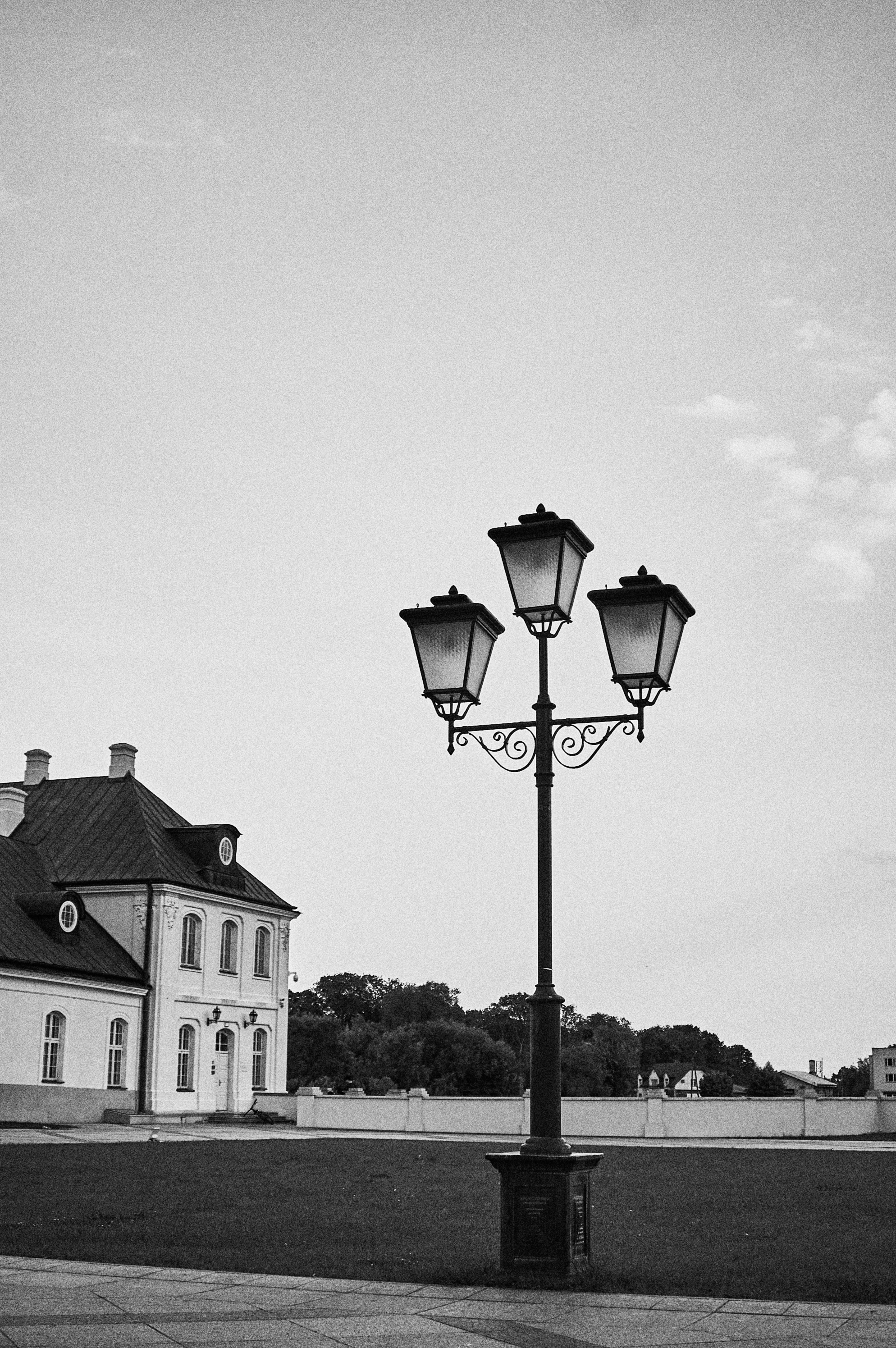 Lampa w stylu baroko na terenie pałacu potockich