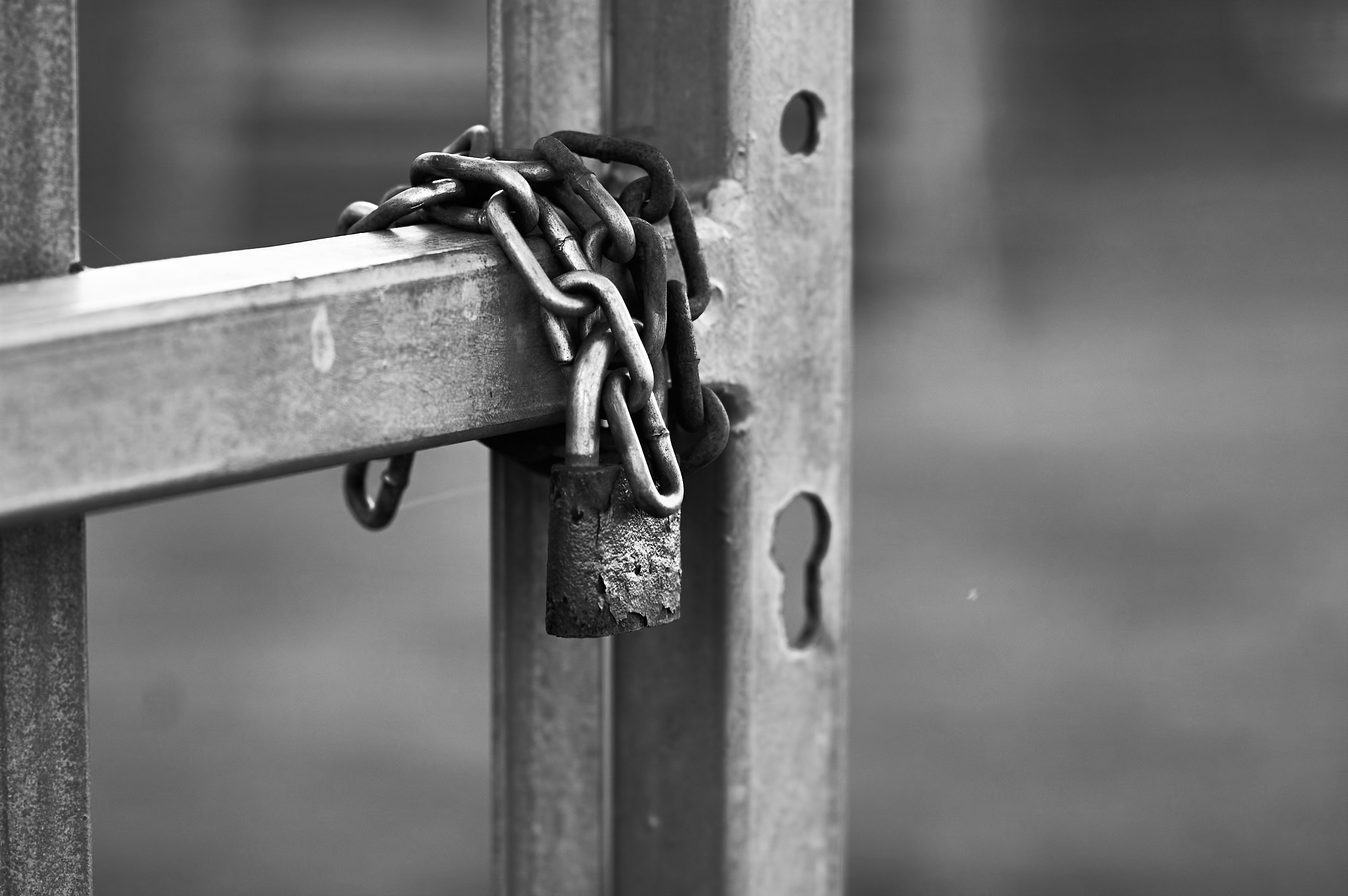 Bramka z łańcuchem w monochromie